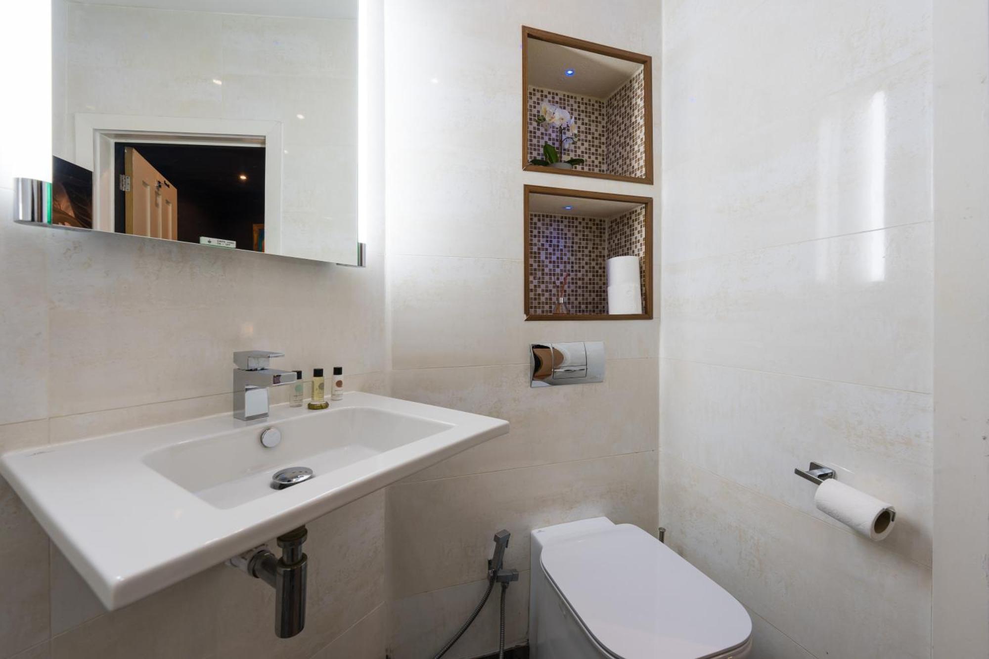 City Retreat, Spacious 4 Bed House, Games Room, Parking, Hot Tub & Bbq Cardiff Bagian luar foto