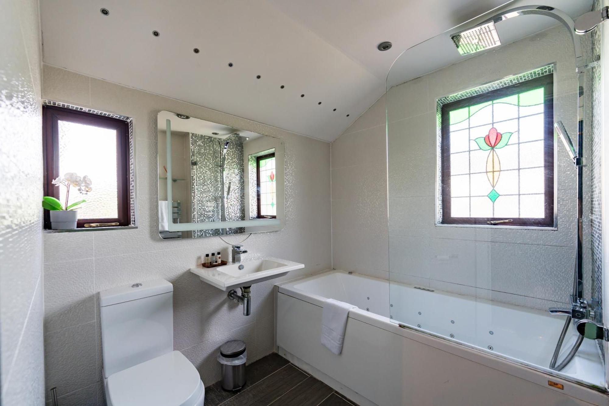 City Retreat, Spacious 4 Bed House, Games Room, Parking, Hot Tub & Bbq Cardiff Bagian luar foto