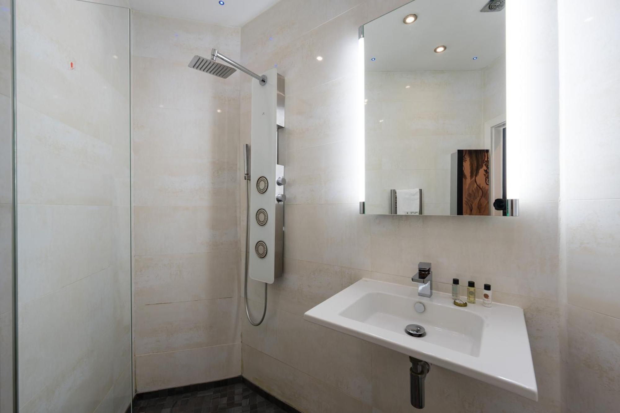 City Retreat, Spacious 4 Bed House, Games Room, Parking, Hot Tub & Bbq Cardiff Bagian luar foto