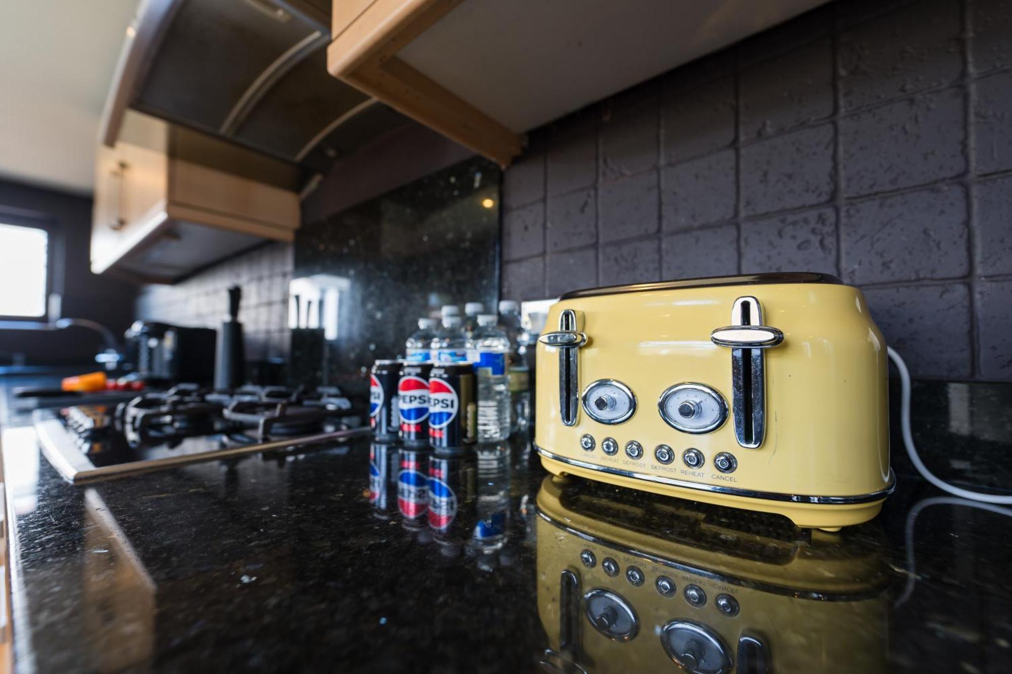 City Retreat, Spacious 4 Bed House, Games Room, Parking, Hot Tub & Bbq Cardiff Bagian luar foto