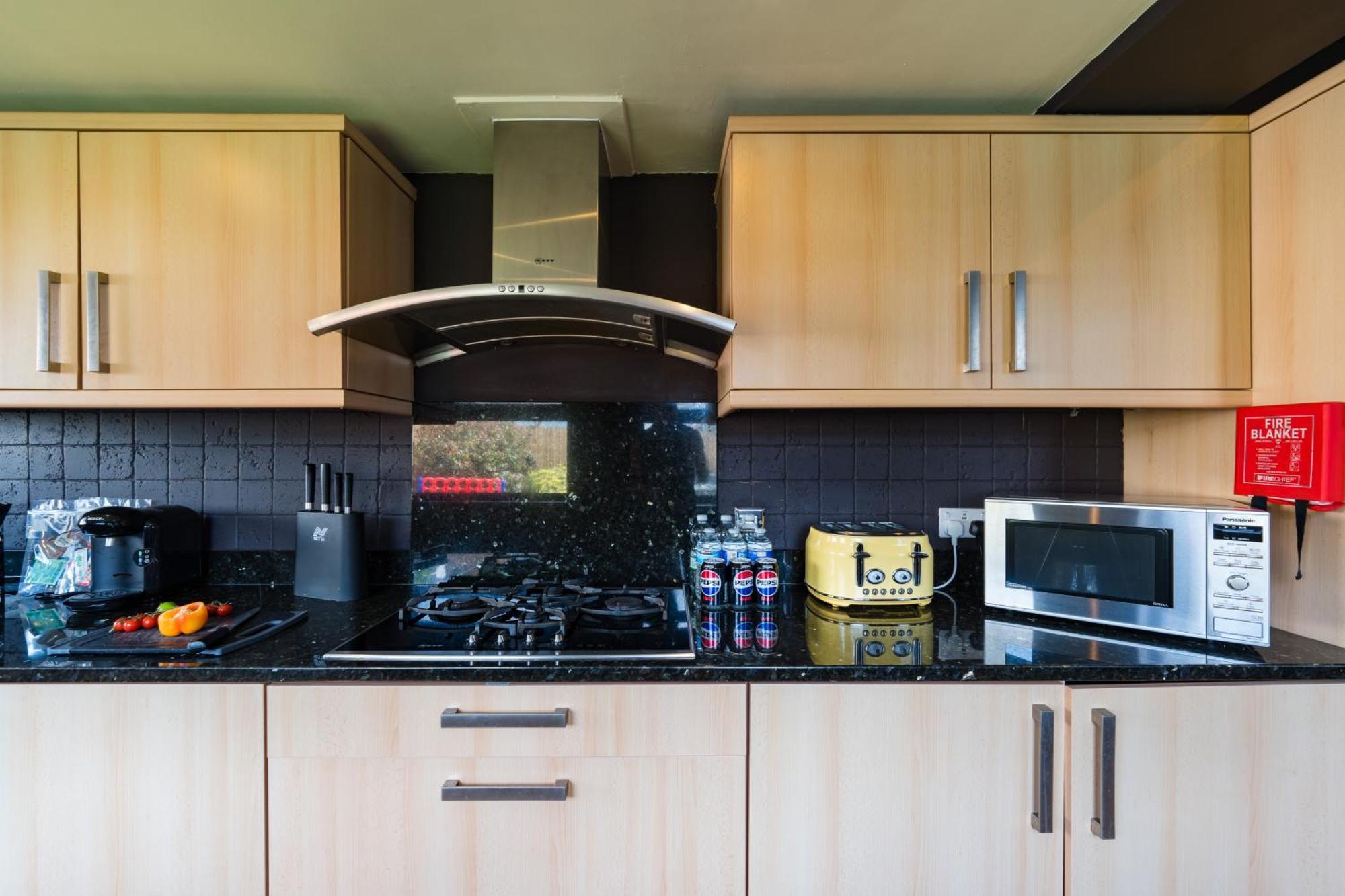 City Retreat, Spacious 4 Bed House, Games Room, Parking, Hot Tub & Bbq Cardiff Bagian luar foto