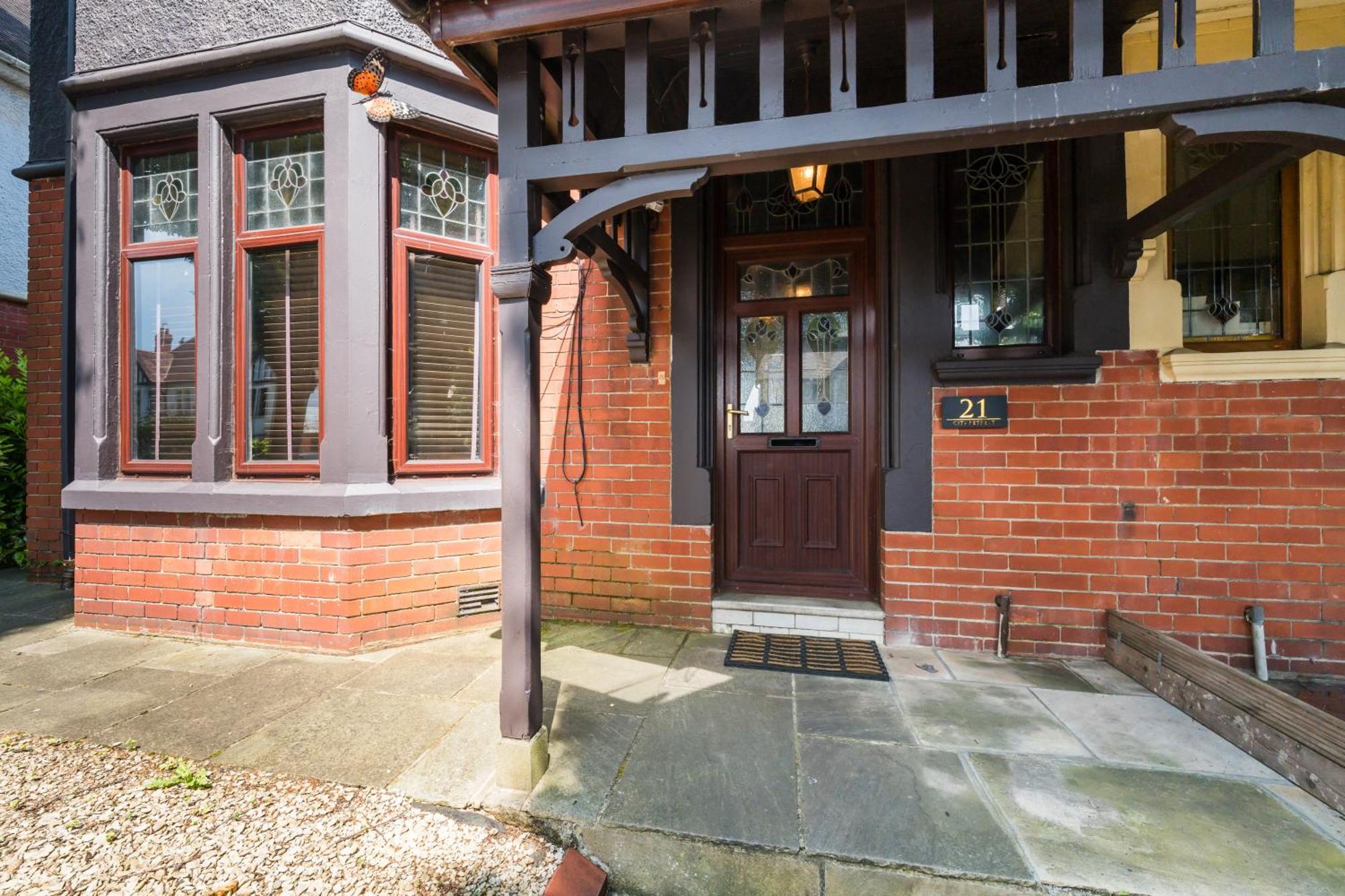 City Retreat, Spacious 4 Bed House, Games Room, Parking, Hot Tub & Bbq Cardiff Bagian luar foto