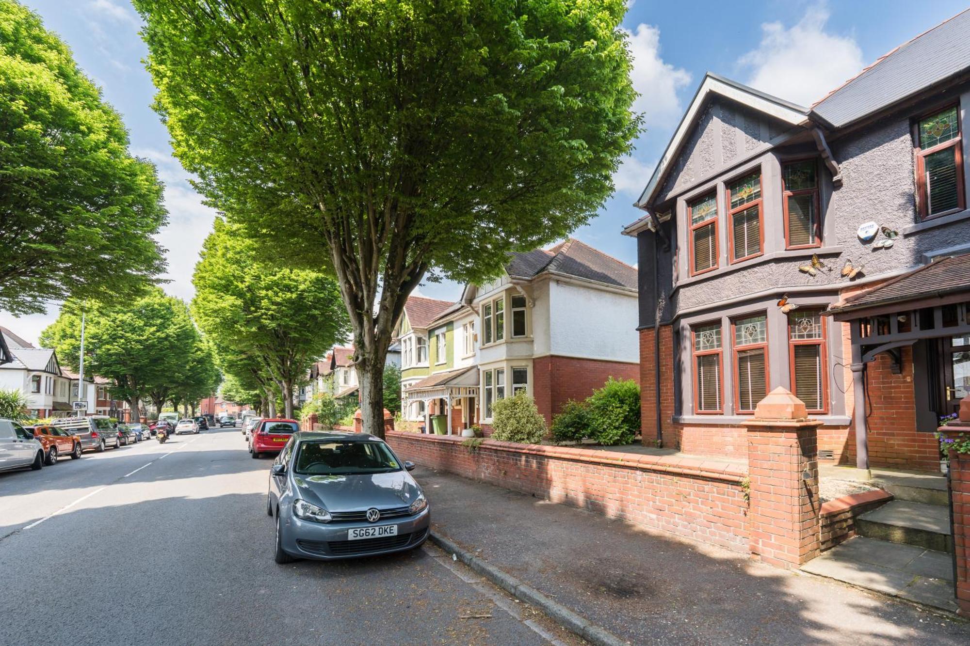 City Retreat, Spacious 4 Bed House, Games Room, Parking, Hot Tub & Bbq Cardiff Bagian luar foto