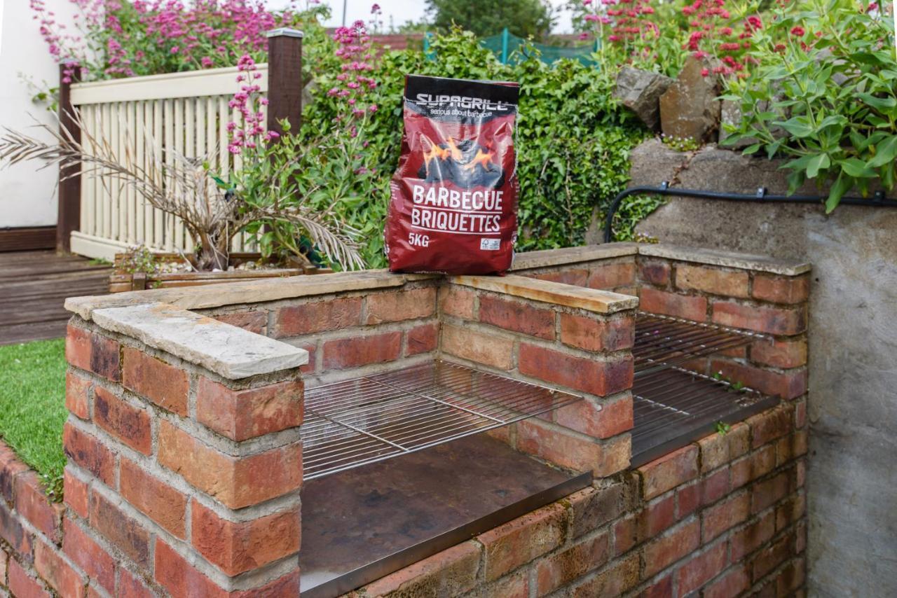 City Retreat, Spacious 4 Bed House, Games Room, Parking, Hot Tub & Bbq Cardiff Bagian luar foto